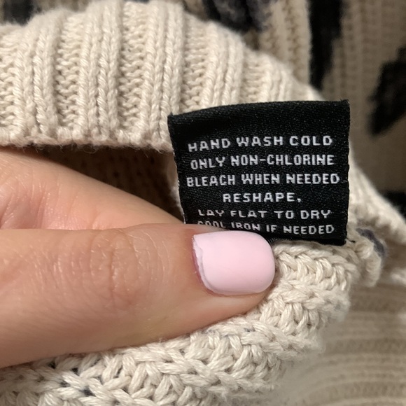 525 America 100% cotton v-neck sweater cardigan. Two front pockets. - Picture 3 of 4